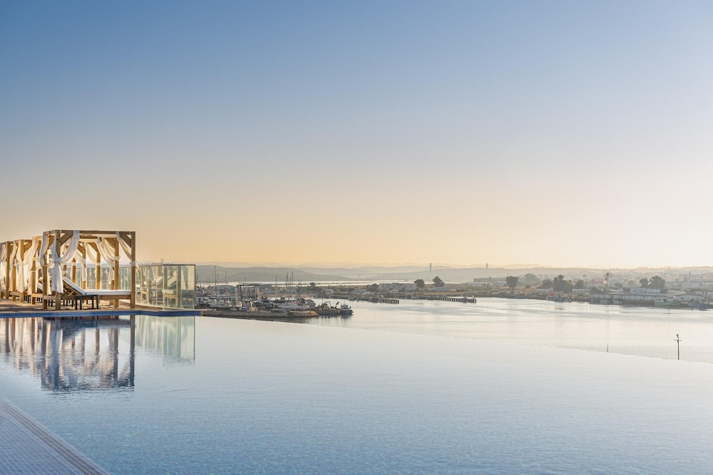 Jupiter Marina Hotel - Couples & Spa — Swimming pool in Portimão, Faro