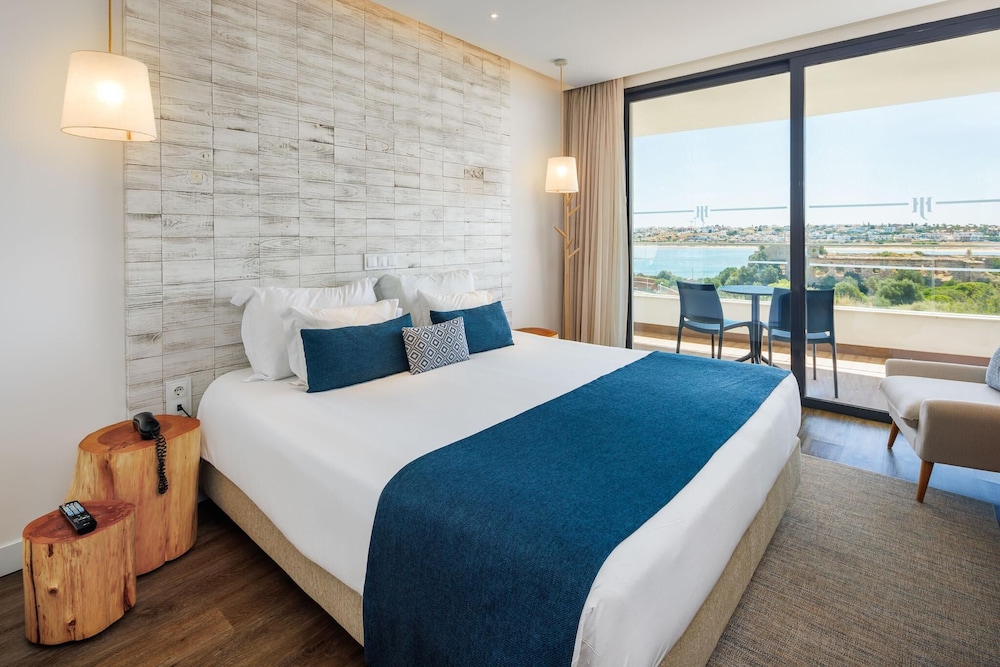 Jupiter Marina Hotel - Couples & Spa — Hotel rooms in Portimão, Faro