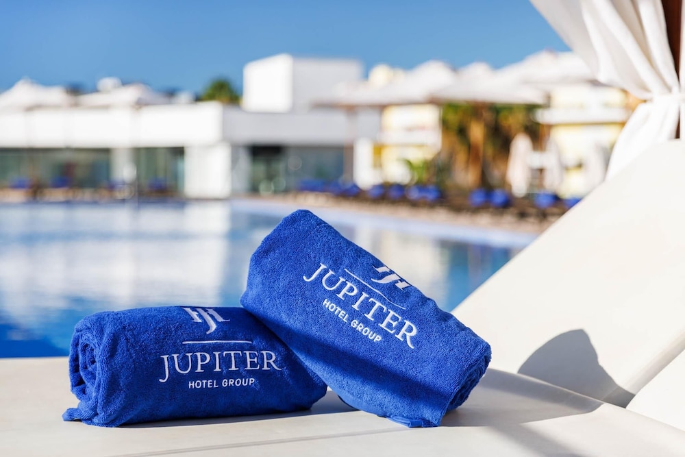 Jupiter Marina Hotel - Couples & Spa — Swimming pool in Portimão, Faro