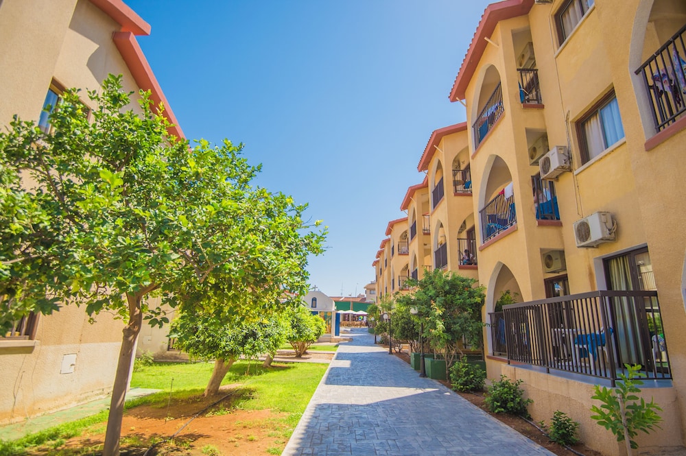 Windmills Hotel Apartments — Hotel building in Protaras, Famagusta Region