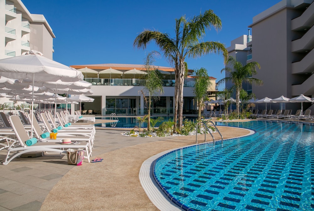 Vangelis Hotel & Suites — Swimming pool in Protaras, Famagusta Region