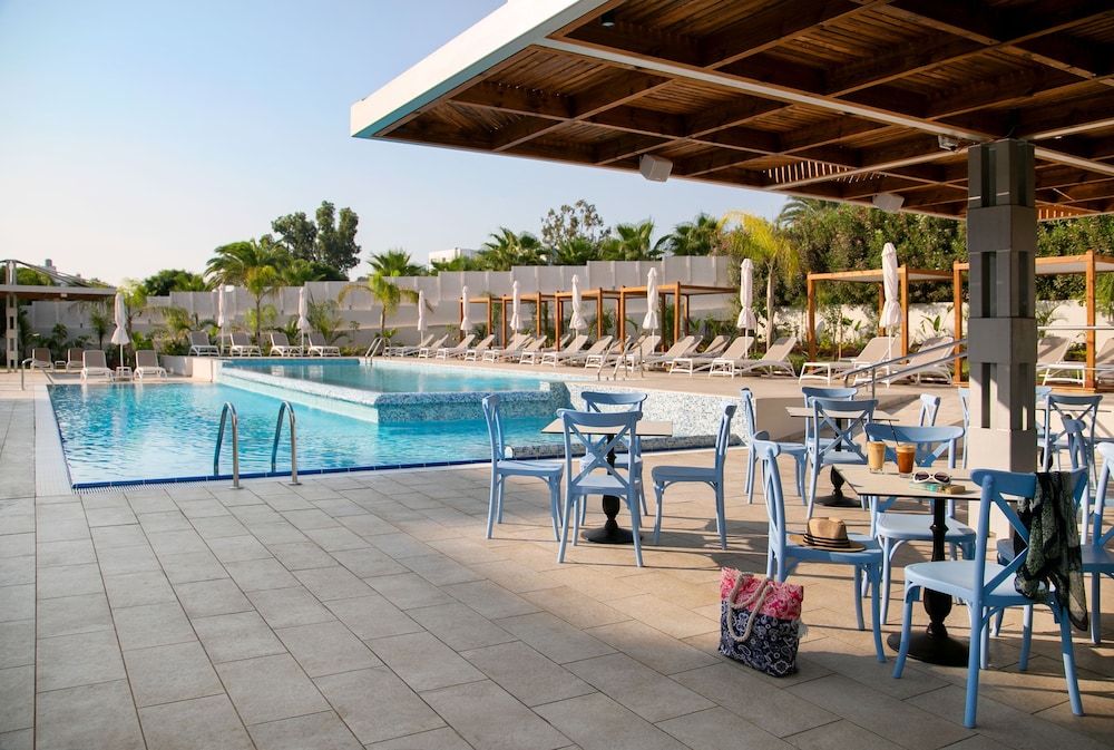 Vangelis Hotel & Suites — Swimming pool in Protaras, Famagusta Region