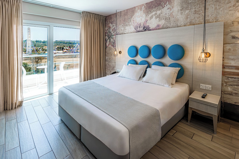 Vangelis Hotel & Suites — Hotel rooms in Protaras, Famagusta Region