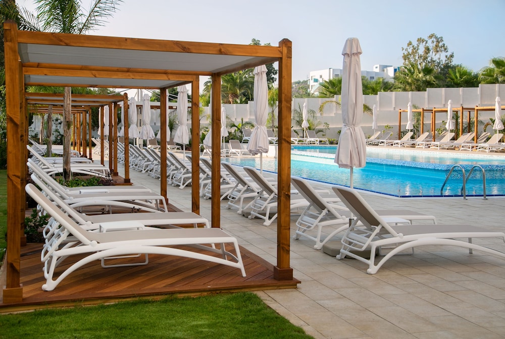 Vangelis Hotel & Suites — Swimming pool in Protaras, Famagusta Region