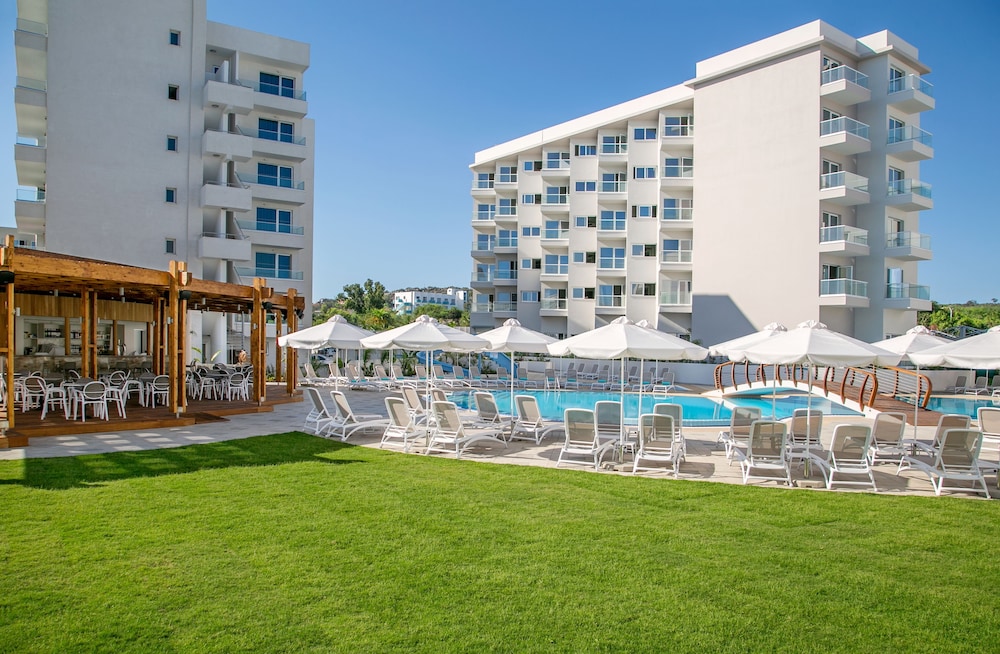 Vangelis Hotel & Suites — Swimming pool in Protaras, Famagusta Region