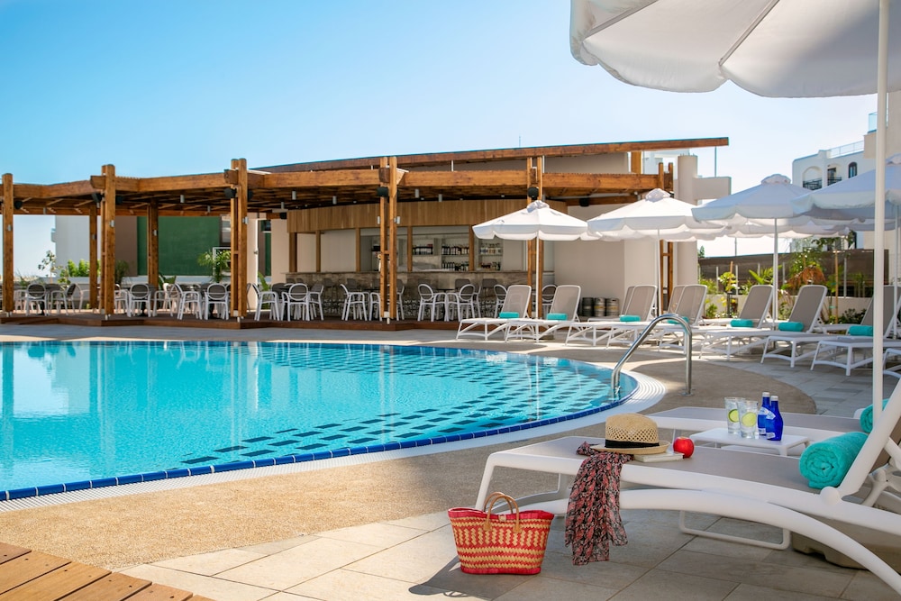 Vangelis Hotel & Suites — Swimming pool in Protaras, Famagusta Region
