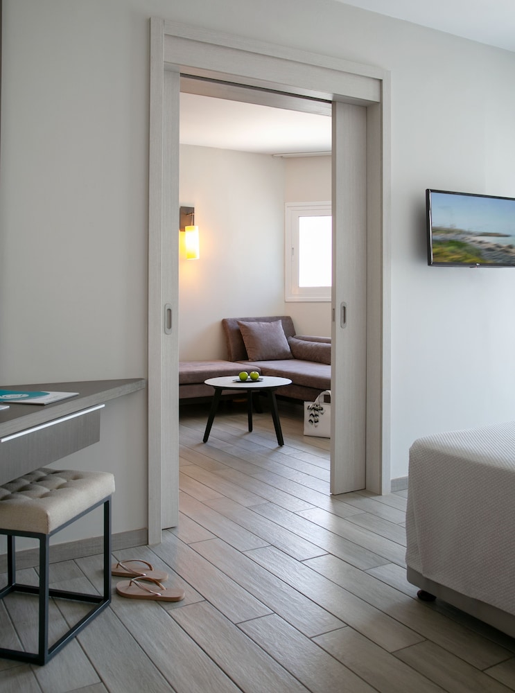 Vangelis Hotel & Suites — Hotel rooms in Protaras, Famagusta Region
