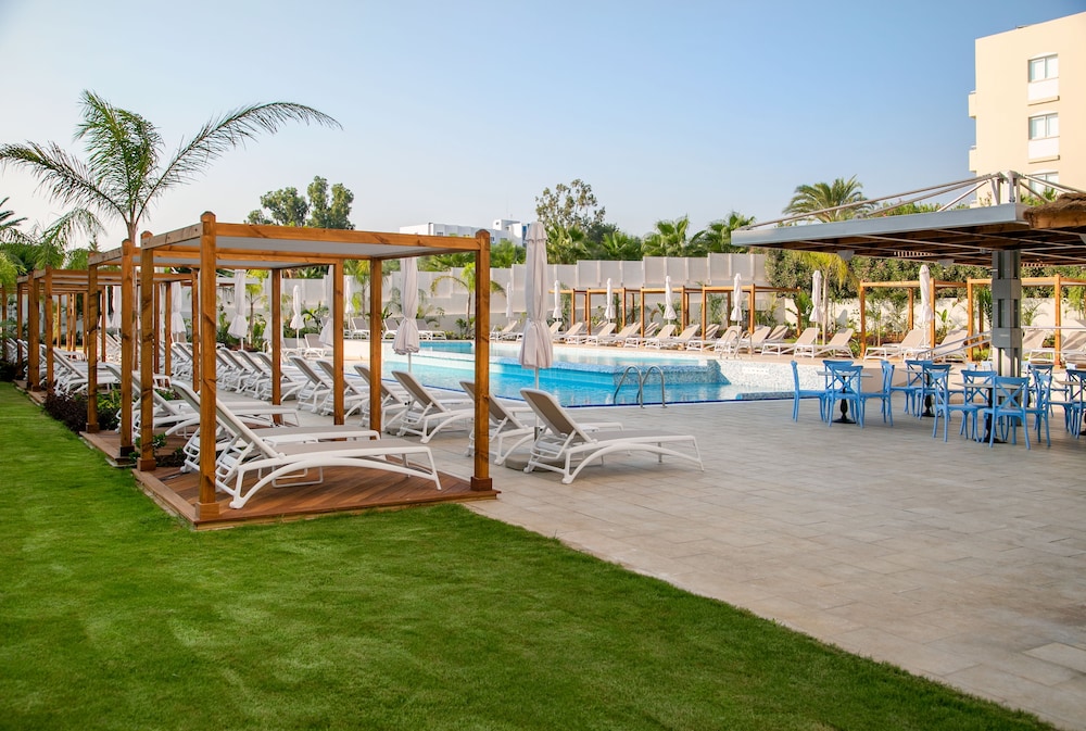 Vangelis Hotel & Suites — Swimming pool in Protaras, Famagusta Region