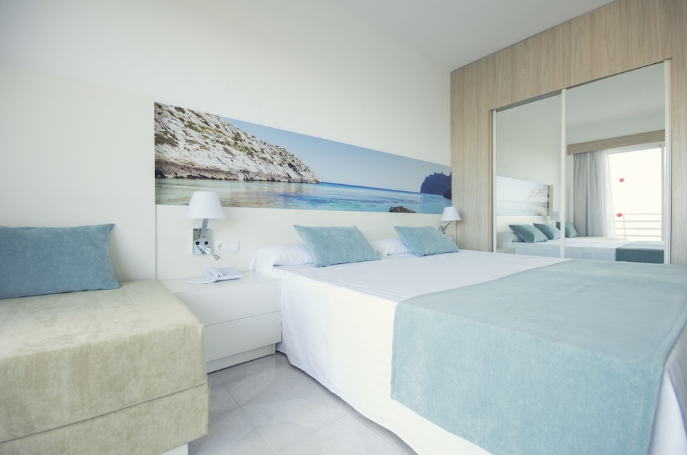 azuLine Hotel Bahamas y Bahamas II — Hotel rooms in Cala Blava, Balearic Islands