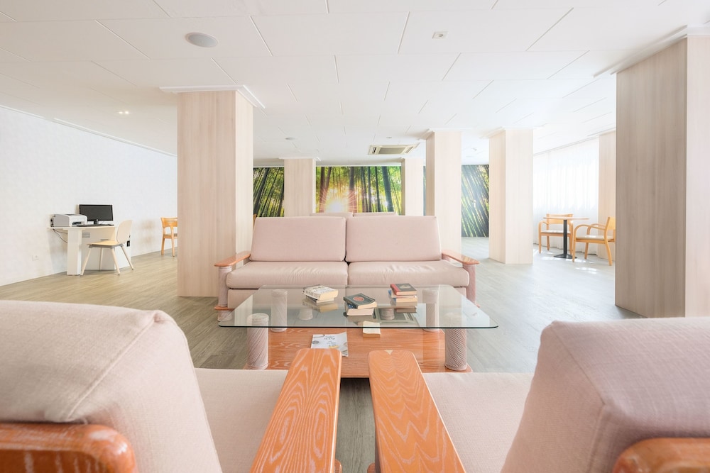azuLine Hotel Bahamas y Bahamas II — Hotel building in Cala Blava, Balearic Islands