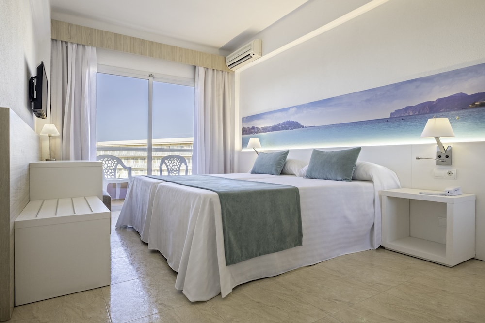 azuLine Hotel Bahamas y Bahamas II — Hotel rooms in Cala Blava, Balearic Islands