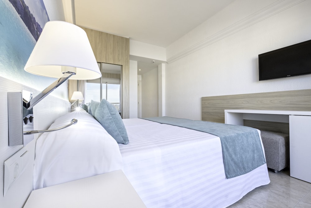 azuLine Hotel Bahamas y Bahamas II — Hotel rooms in Cala Blava, Balearic Islands