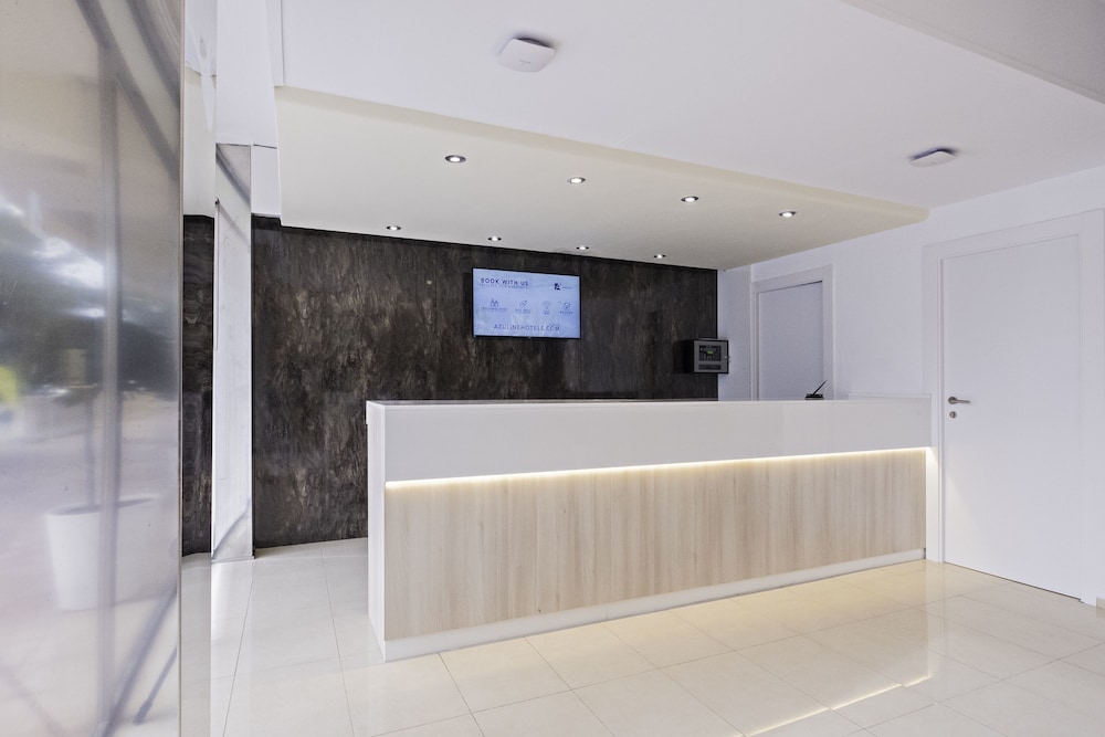 azuLine Hotel Bahamas y Bahamas II — Hotel building in Cala Blava, Balearic Islands