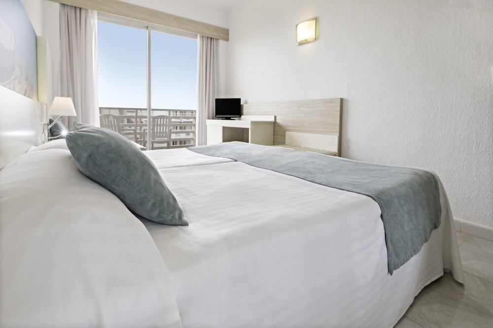 azuLine Hotel Bahamas y Bahamas II — Hotel rooms in Cala Blava, Balearic Islands