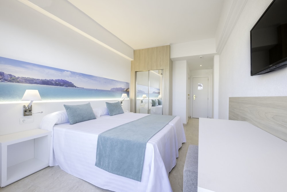 azuLine Hotel Bahamas y Bahamas II — Hotel rooms in Cala Blava, Balearic Islands