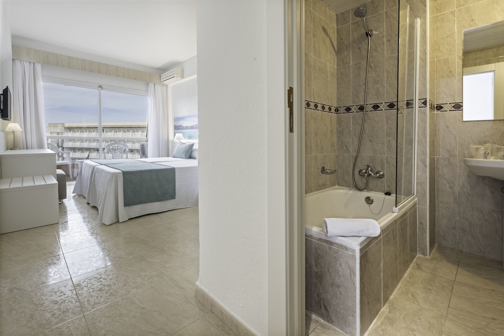 azuLine Hotel Bahamas y Bahamas II — Hotel rooms in Cala Blava, Balearic Islands