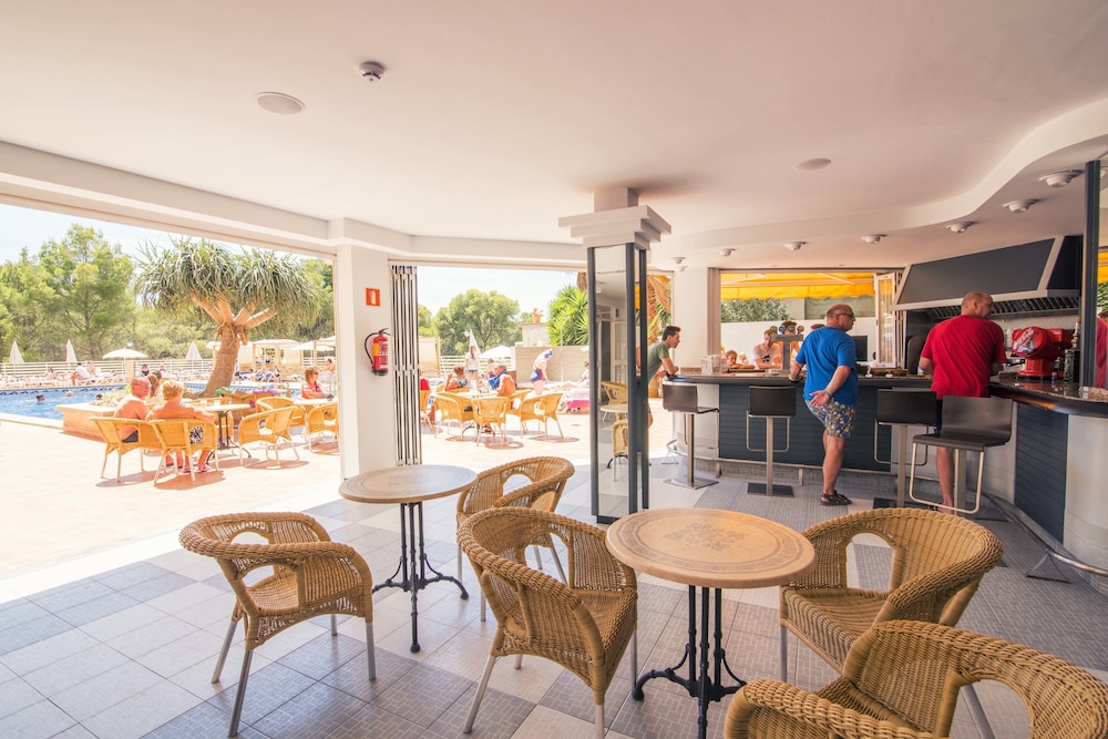 azuLine Hotel Bahamas y Bahamas II — Restaurant & bars in Cala Blava, Balearic Islands