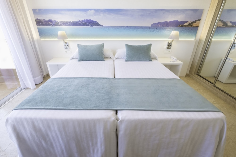 azuLine Hotel Bahamas y Bahamas II — Hotel rooms in Cala Blava, Balearic Islands