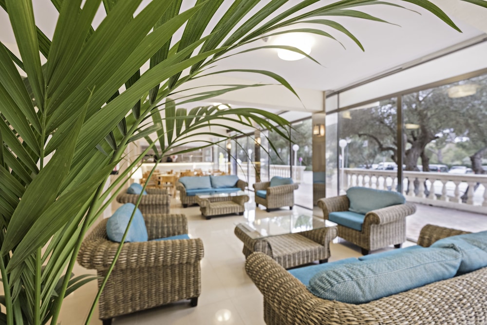 azuLine Hotel Bahamas y Bahamas II — Restaurant & bars in Cala Blava, Balearic Islands
