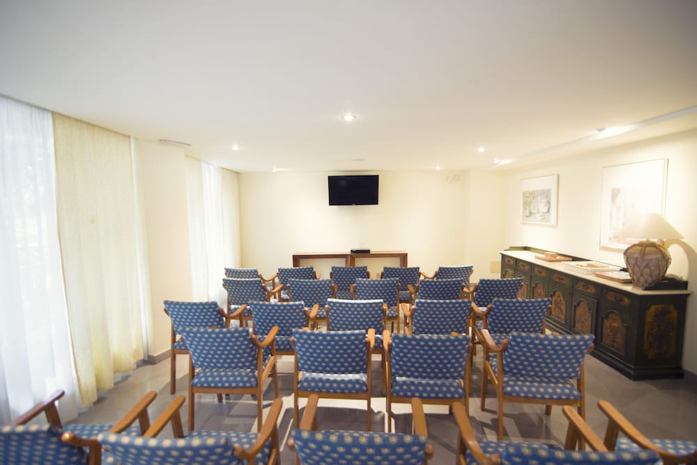 azuLine Hotel Bahamas y Bahamas II — Hotel building in Cala Blava, Balearic Islands