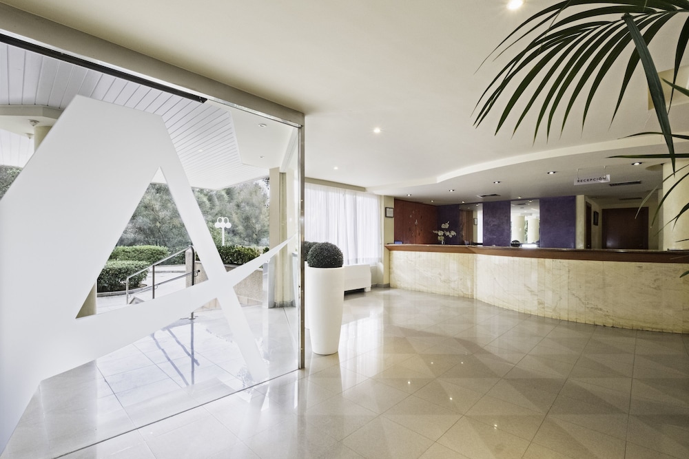 azuLine Hotel Bahamas y Bahamas II — Hotel building in Cala Blava, Balearic Islands