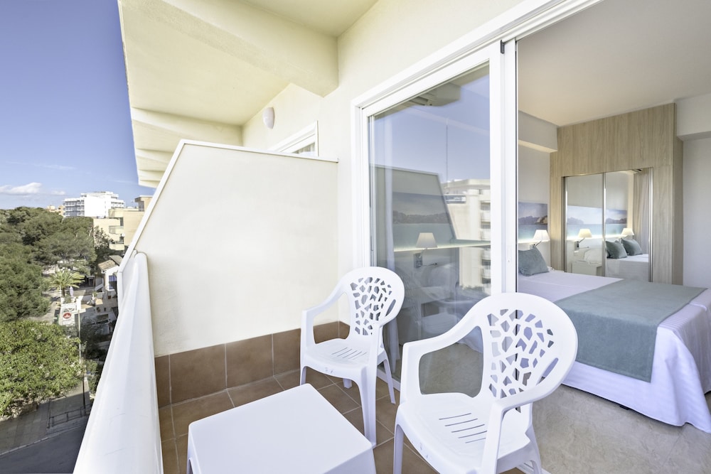 azuLine Hotel Bahamas y Bahamas II — Hotel rooms in Cala Blava, Balearic Islands