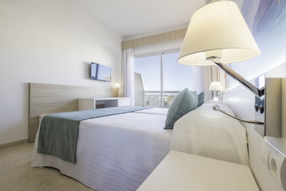 azuLine Hotel Bahamas y Bahamas II — Hotel rooms in Cala Blava, Balearic Islands