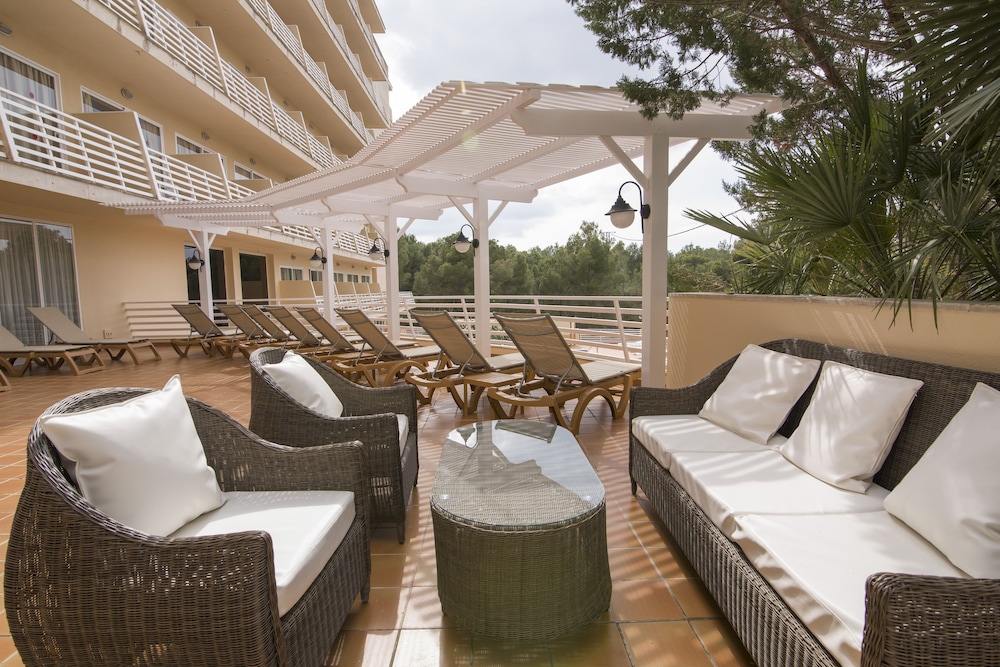 azuLine Hotel Bahamas y Bahamas II — Hotel building in Cala Blava, Balearic Islands