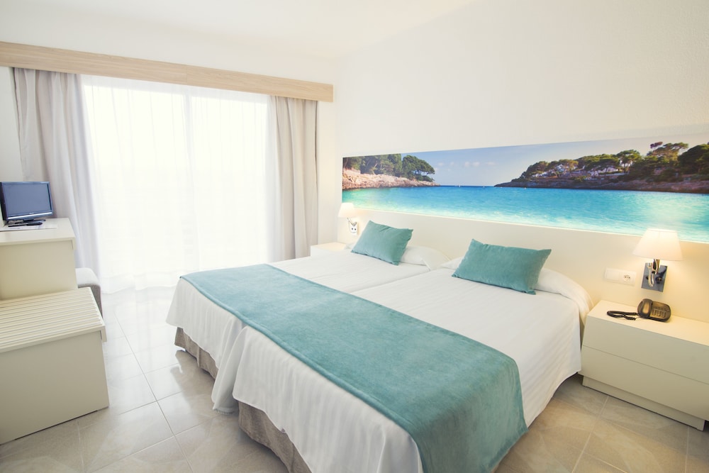 azuLine Hotel Bahamas y Bahamas II — Hotel rooms in Cala Blava, Balearic Islands