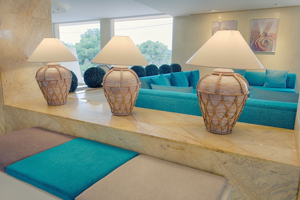 azuLine Hotel Bahamas y Bahamas II — Hotel building in Cala Blava, Balearic Islands