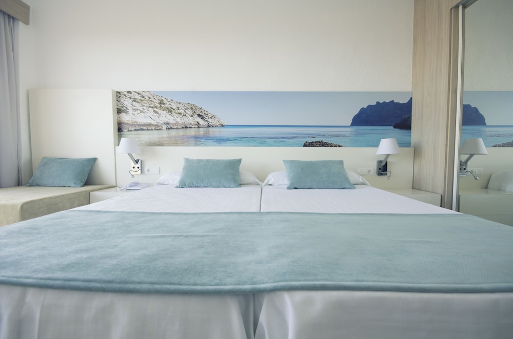 azuLine Hotel Bahamas y Bahamas II — Hotel rooms in Cala Blava, Balearic Islands