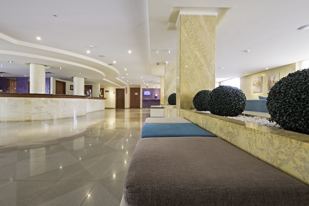 azuLine Hotel Bahamas y Bahamas II — Hotel building in Cala Blava, Balearic Islands