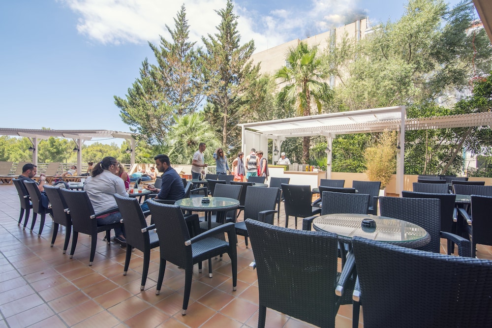azuLine Hotel Bahamas y Bahamas II — Restaurant & bars in Cala Blava, Balearic Islands