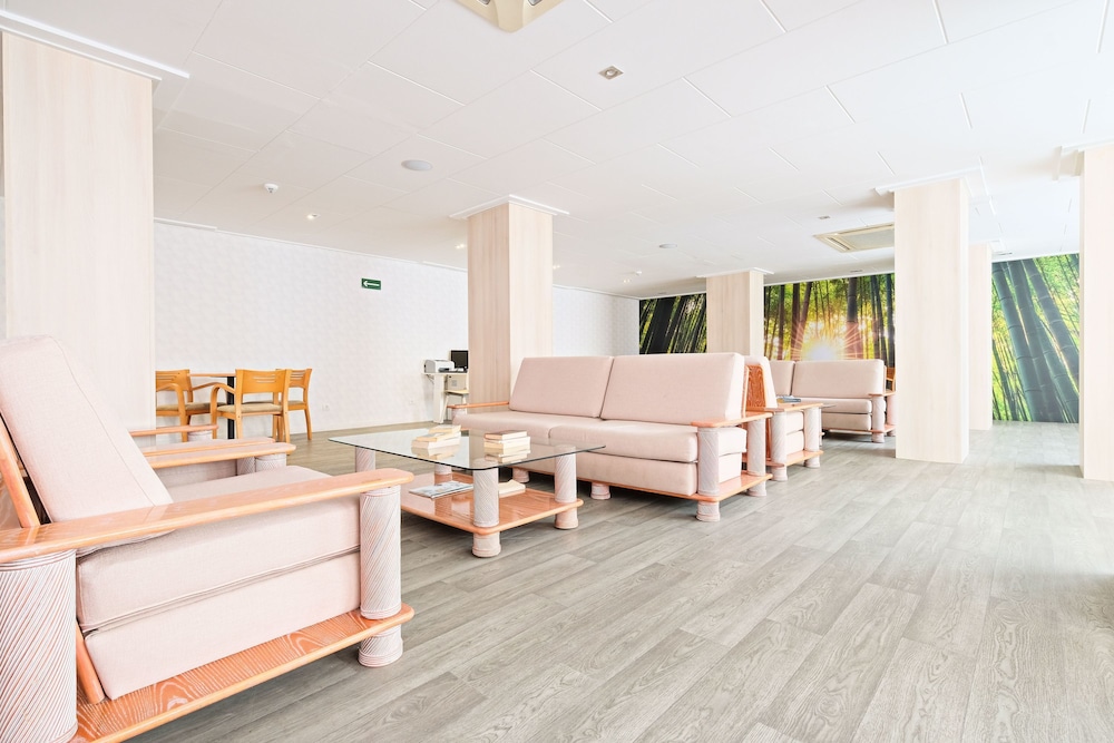 azuLine Hotel Bahamas y Bahamas II — Hotel building in Cala Blava, Balearic Islands