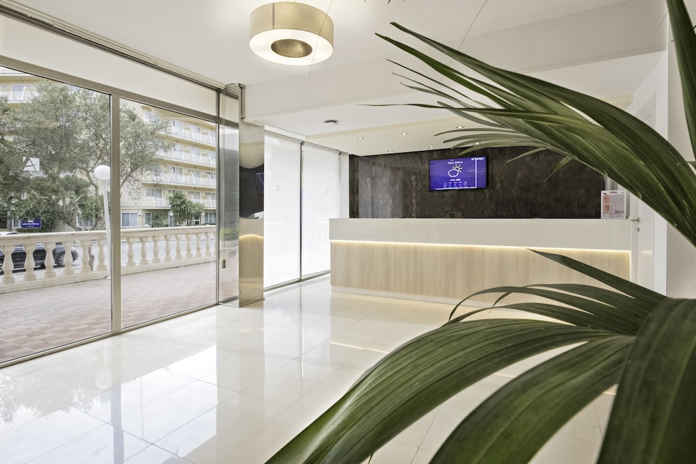 azuLine Hotel Bahamas y Bahamas II — Hotel building in Cala Blava, Balearic Islands