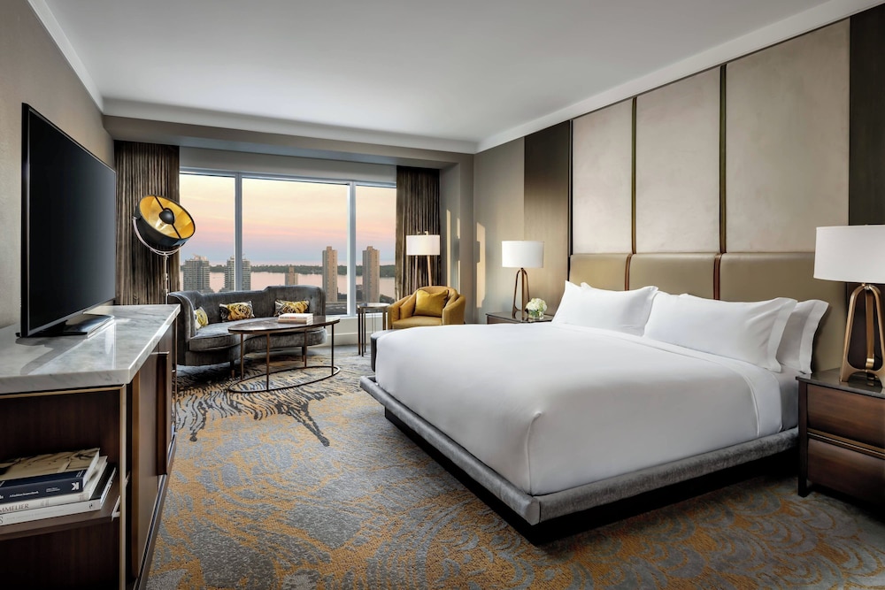 The Ritz-Carlton, Toronto — Hotel rooms in Toronto, Ontario