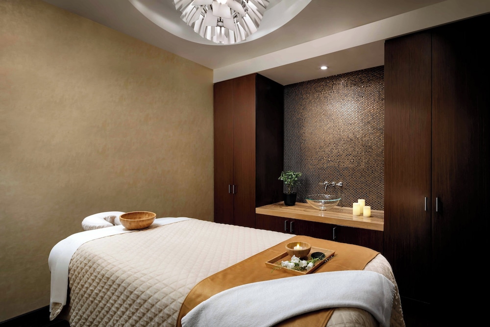 The Ritz-Carlton, Toronto — Hotel rooms in Toronto, Ontario