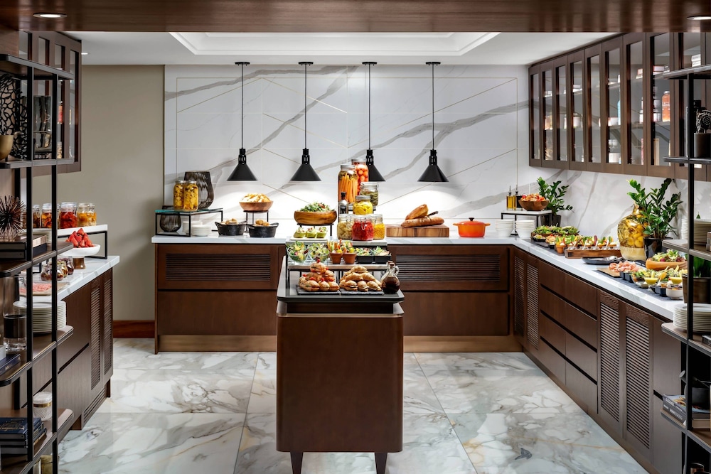 The Ritz-Carlton, Toronto — Restaurant & bars in Toronto, Ontario