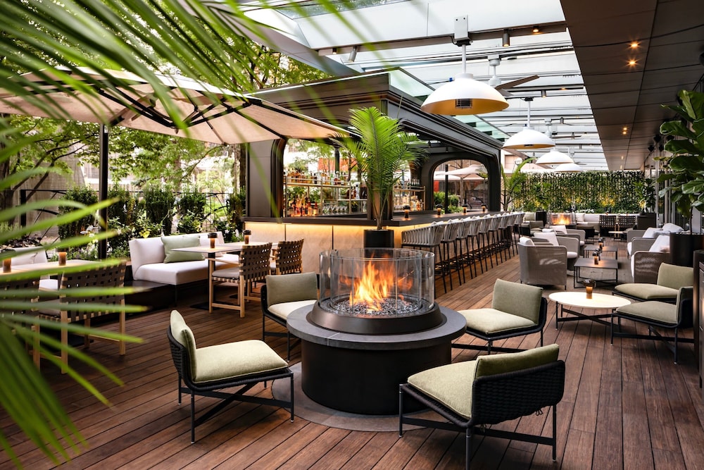 The Ritz-Carlton, Toronto — Restaurant & bars in Toronto, Ontario
