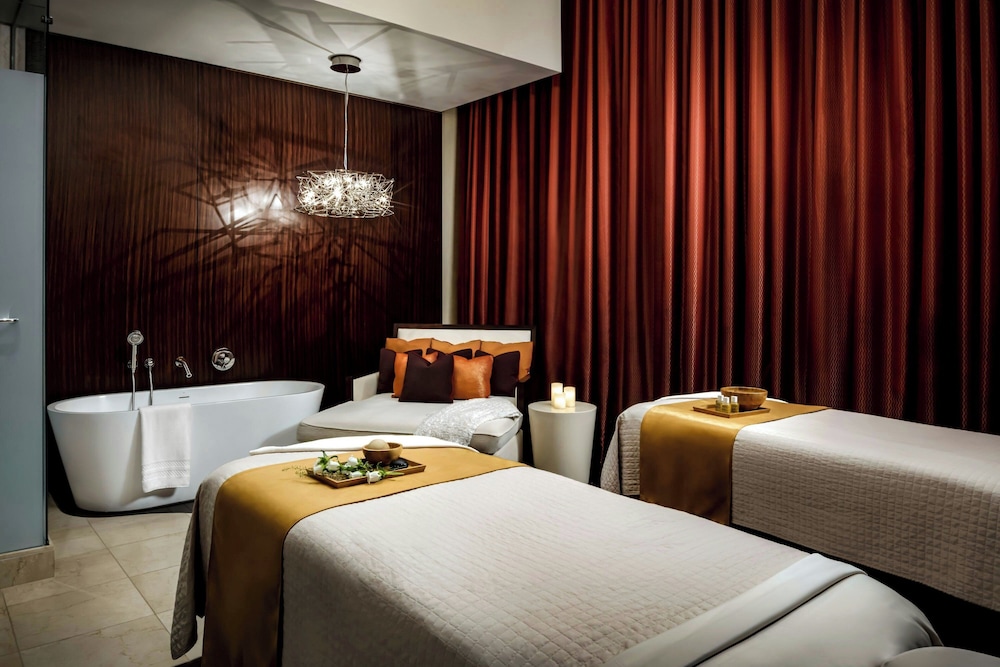 The Ritz-Carlton, Toronto — Hotel rooms in Toronto, Ontario