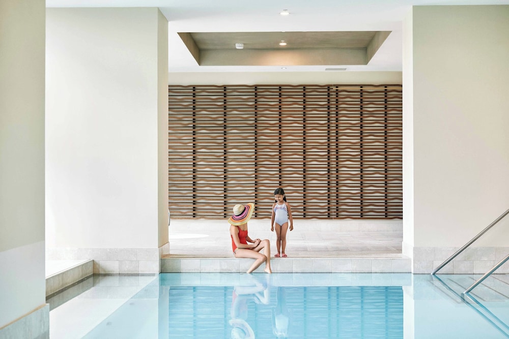 The Ritz-Carlton, Toronto — Swimming pool in Toronto, Ontario