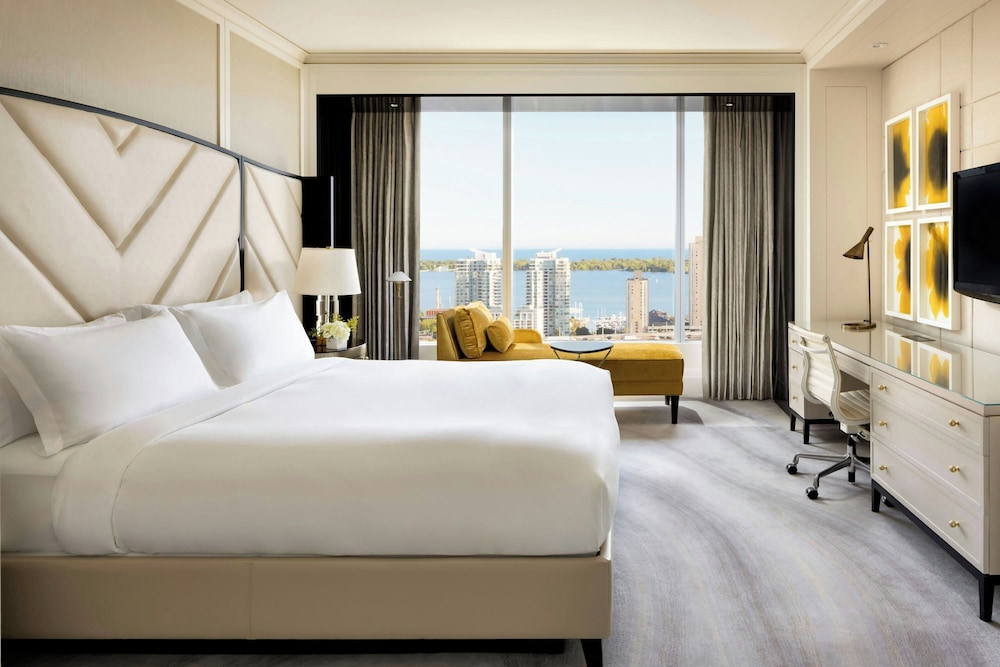 The Ritz-Carlton, Toronto — Hotel rooms in Toronto, Ontario