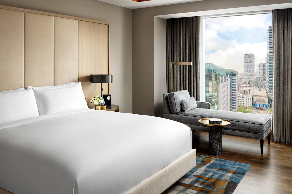 The Ritz-Carlton, Toronto — Hotel rooms in Toronto, Ontario