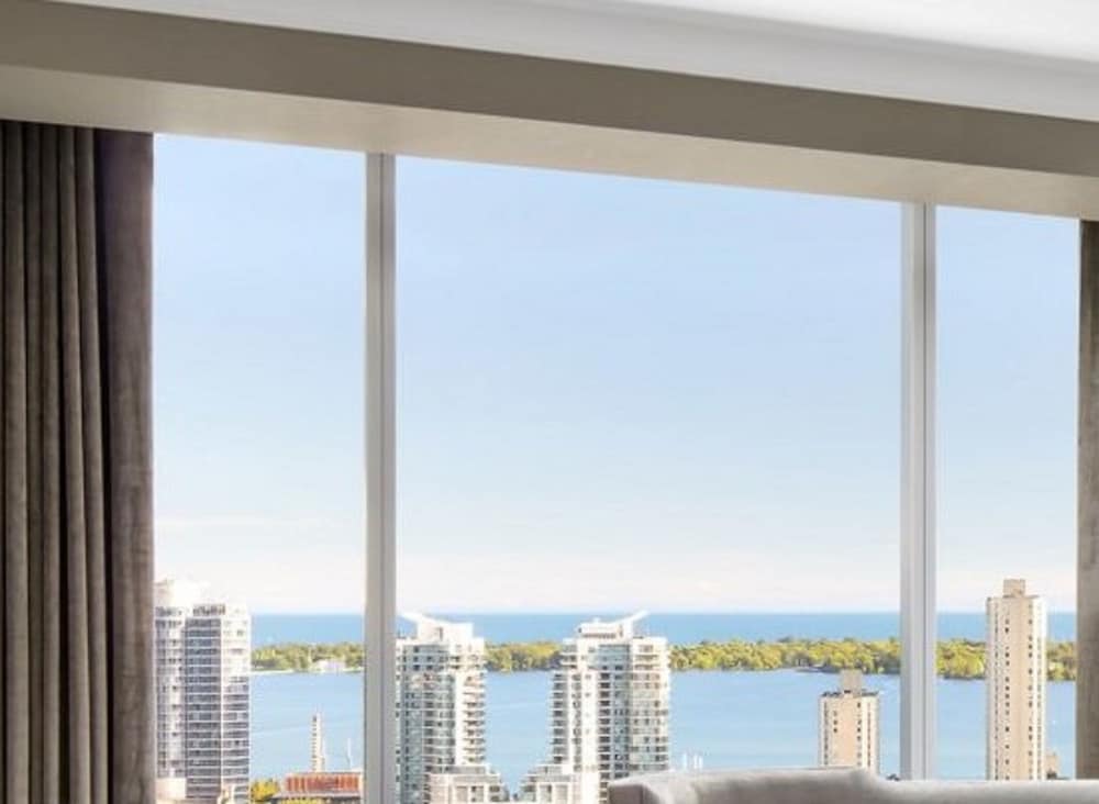 The Ritz-Carlton, Toronto — Hotel rooms in Toronto, Ontario