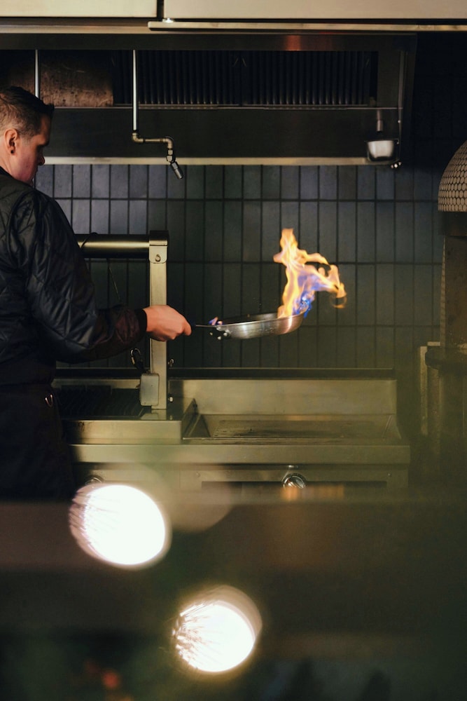 The Ritz-Carlton, Toronto — Restaurant & bars in Toronto, Ontario