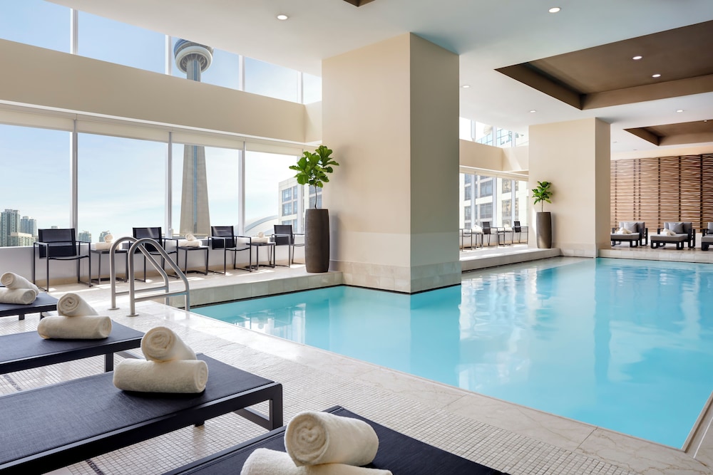 The Ritz-Carlton, Toronto — Swimming pool in Toronto, Ontario