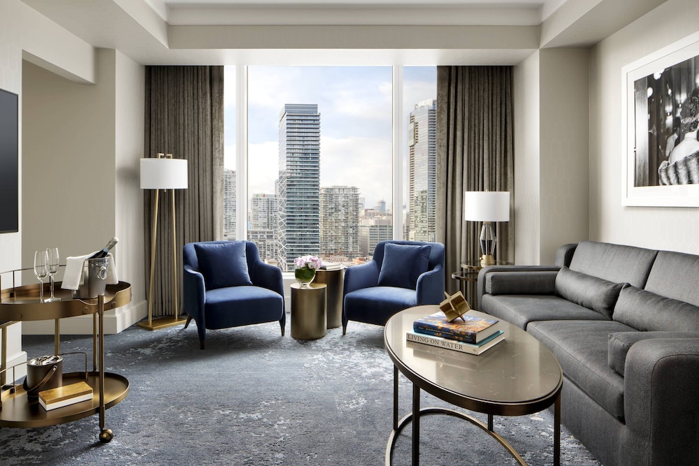 The Ritz-Carlton, Toronto — Hotel rooms in Toronto, Ontario