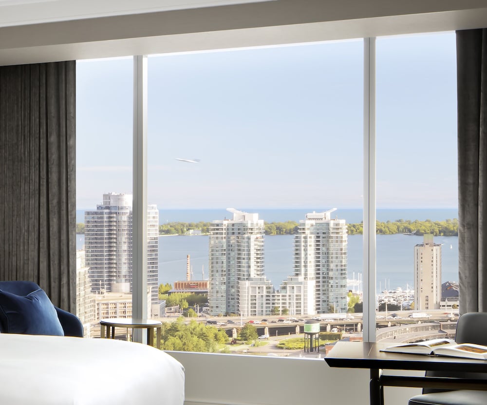 The Ritz-Carlton, Toronto — Hotel rooms in Toronto, Ontario