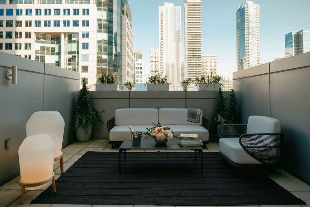 The Ritz-Carlton, Toronto — Hotel rooms in Toronto, Ontario