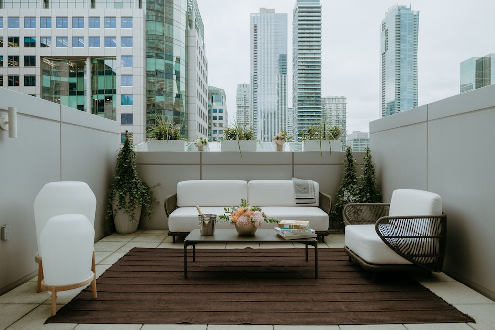 The Ritz-Carlton, Toronto — Hotel rooms in Toronto, Ontario